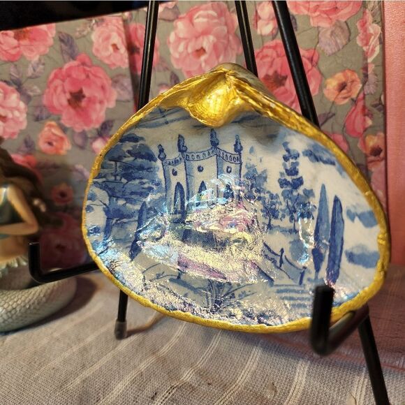 DECOUPAGE CLAM SHELL DECOUPAGE BLUE CASTLE ON A CLAM SHELL TRINKET DISH - Picture 3 of 10